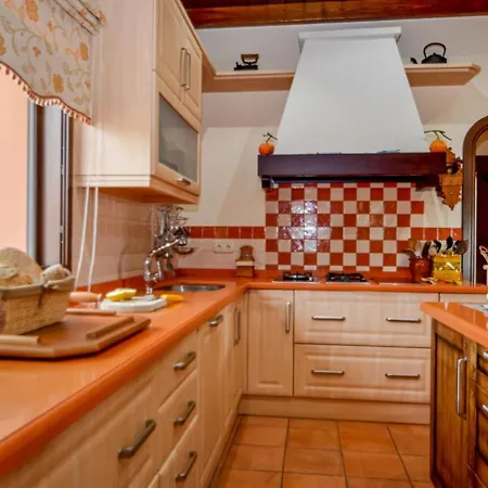 בית נופש In With Kitchen אסטפונה