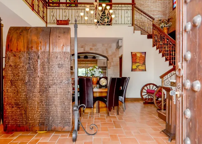 Hébergement de vacances 6 Bedroom Awesome In Estepona