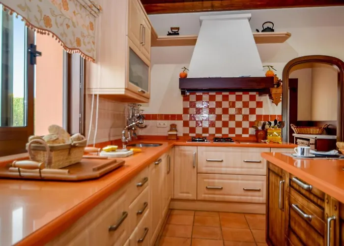 Hébergement de vacances 6 Bedroom Awesome In Estepona