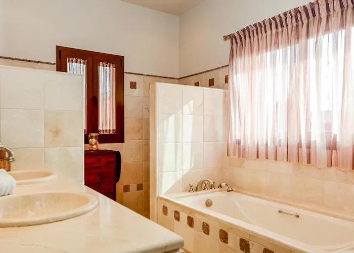 6 Bedroom Awesome In Hébergement de vacances