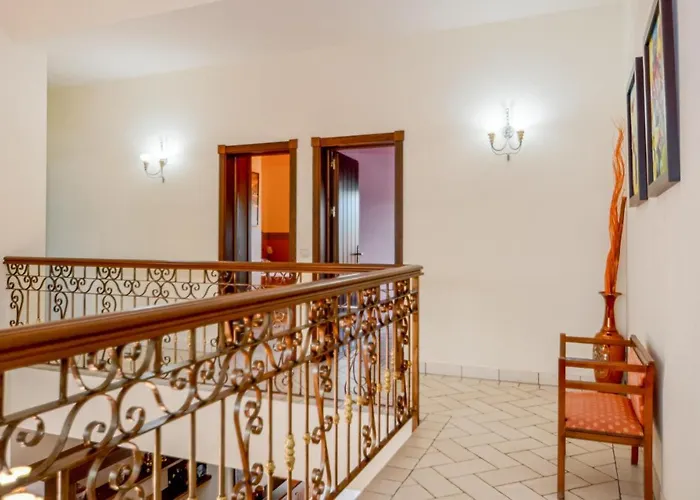 6 Bedroom Awesome In Hébergement de vacances