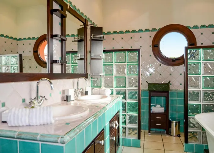 Hébergement de vacances 6 Bedroom Awesome In Estepona