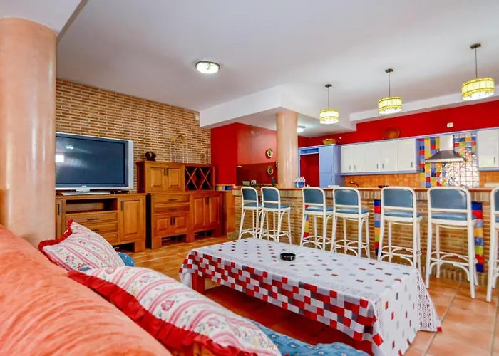 6 Bedroom Awesome In Hébergement de vacances Estepona