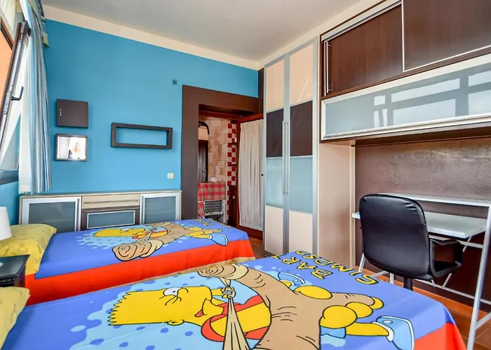 6 Bedroom Awesome In Hébergement de vacances *