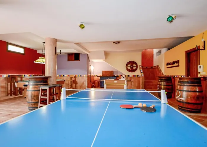 6 Bedroom Awesome In Hébergement de vacances *